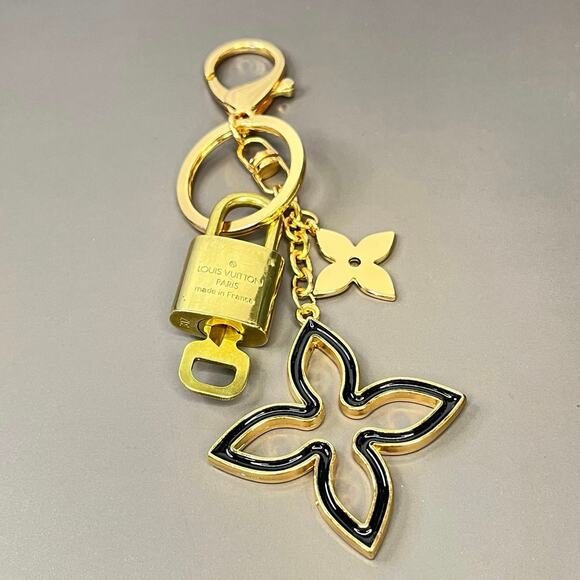 Louis Vuitton Lock and Key Set #312 with a Fashion Clover Keychain - Picture 2 of 4